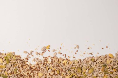 Salata için tohum karışımı. Beyaz arkaplanda izole edilmiş karışık tohumlar yığını. 