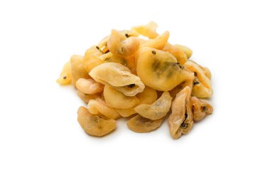 Kurumuş tutku meyvesi beyaz arka planda izole edilmiş. Üst görünüm. 