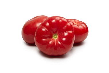 Beyaz arka planda kırmızı taze domates.. 