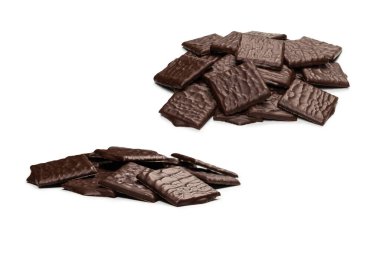 Beyaz arka planda izole edilmiş siyah çikolata şekerleri.. 