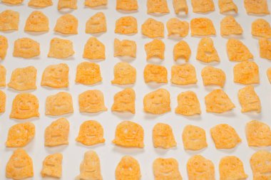 Beyaz arka planda gevrek tuzlu atıştırmalıklar.. 