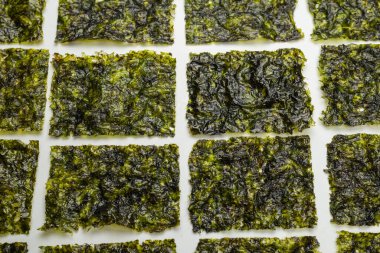 Beyaz arka planda izole edilmiş lezzetli yosun.. 