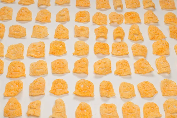 Beyaz arka planda gevrek tuzlu atıştırmalıklar.. 