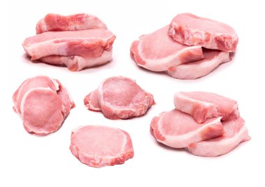 Beyaz arka planda çiğ domuz parçaları. Üst görünüm. 