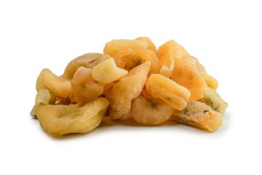 Kurumuş tutku meyvesi beyaz arka planda izole edilmiş. Üst görünüm. 