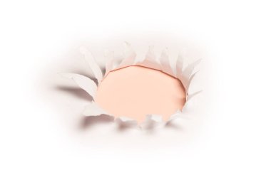 Kırmızı arkaplanda beyaz kağıtta bir delik, boşluğu kopyala. 