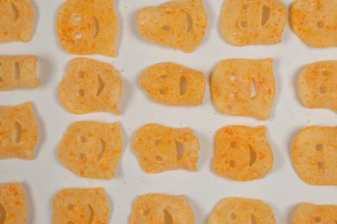 Beyaz arka planda gevrek tuzlu atıştırmalıklar.. 