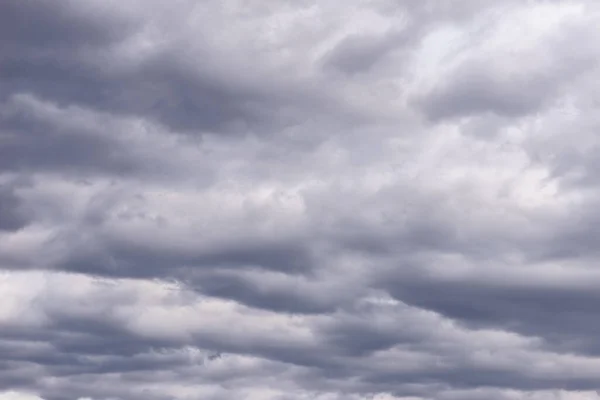 구름을 배경으로 아름다운 — 스톡 사진