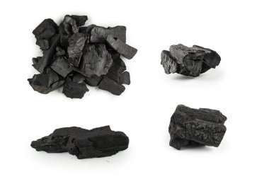 Beyaz arka planda siyah meşe kömürü izole edilmiş. 