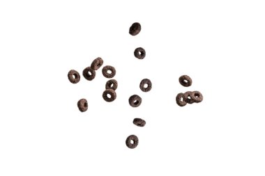 Çikolata halkaları gevrekleri bir kaseye dökülür. Kahvaltıda. Beyaz bir arkaplanda izole edilmiş. 