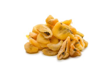 Kurumuş tutku meyvesi beyaz arka planda izole edilmiş. Üst görünüm. 