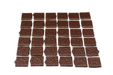 Beyaz arka planda izole edilmiş siyah çikolata şekerleri.. 