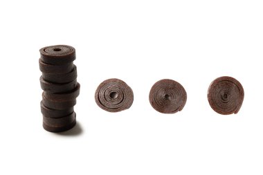 Doğal tatlı, beyaz arka planda izole edilmiş meyveli pastil. Doğal şeker, pastil rulosu.. 