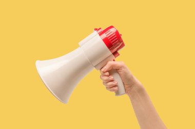 Beyaz bir arka planda kadın eli olan megafon. Boşluğu kopyala. 