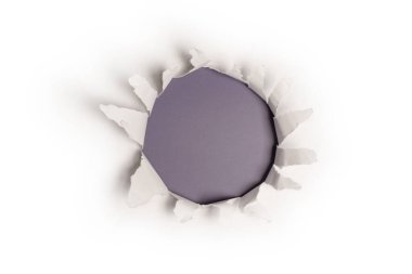 Kırmızı arkaplanda beyaz kağıtta bir delik, boşluğu kopyala. 