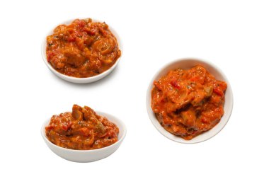 Beyaz arka planda izole edilmiş bir kasede sebze güveci.. 