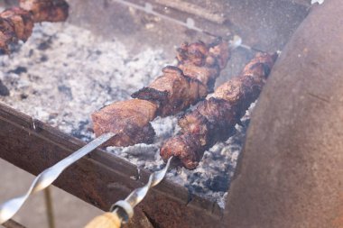 Yaz pikniği ve ızgarada barbekü. Yemek festivali açık havada.