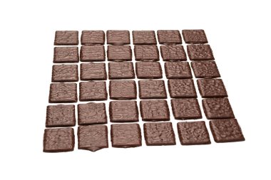 Beyaz arka planda izole edilmiş siyah çikolata şekerleri.. 