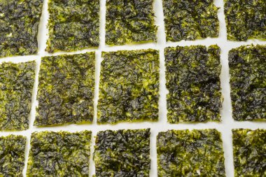 Beyaz arka planda izole edilmiş lezzetli yosun.. 