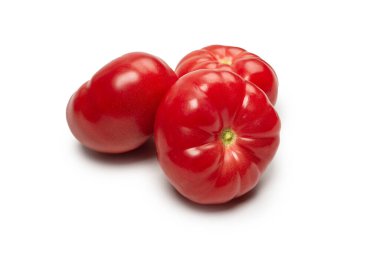 Beyaz arka planda kırmızı taze domates.. 