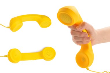 Kadının elindeki sarı cep telefonu beyaza izole edilmiş. Boşluğu kopyala.