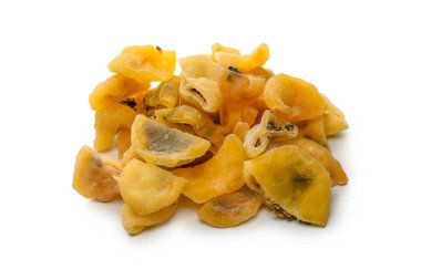 Kurumuş tutku meyvesi beyaz arka planda izole edilmiş. Üst görünüm. 