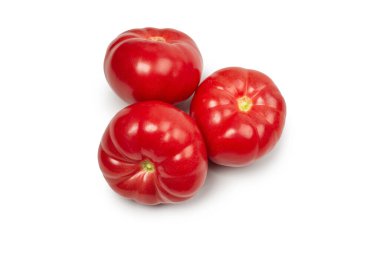 Beyaz arka planda kırmızı taze domates.. 