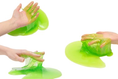 Beyaz arka planda yeşil sümüklü oyuncak..