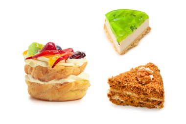 Beyaz arkaplanda izole edilmiş kivi peynirli kek parçası. 