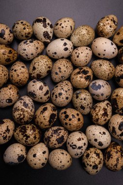 Arka plan olarak bir grup bıldırcın yumurtası. Çiğ yumurta..