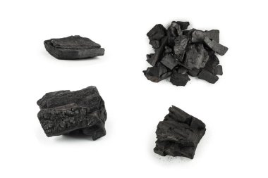 Beyaz arka planda siyah meşe kömürü izole edilmiş. 