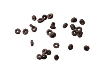 Çikolata halkaları gevrekleri bir kaseye dökülür. Kahvaltıda. Beyaz bir arkaplanda izole edilmiş. 