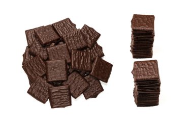 Beyaz arka planda izole edilmiş siyah çikolata şekerleri.. 