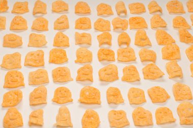 Beyaz arka planda gevrek tuzlu atıştırmalıklar.. 