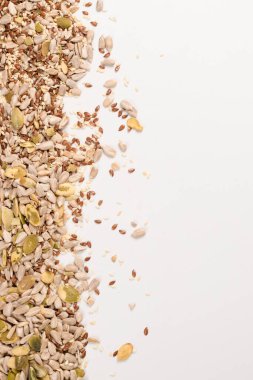 Salata için tohum karışımı. Beyaz arkaplanda izole edilmiş karışık tohumlar yığını. 