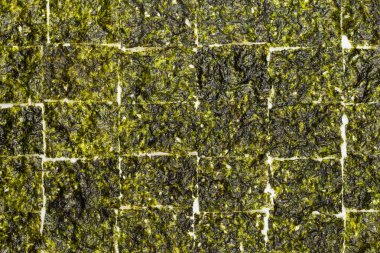 Beyaz arka planda izole edilmiş lezzetli yosun.. 