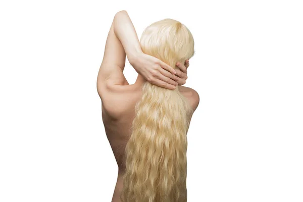 Uzun Sarı Kıvırcık Saçlı Bir Kadın Kadın Tecrit Edilmiş — Stok fotoğraf