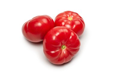 Beyaz arka planda kırmızı taze domates.. 