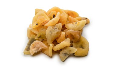 Kurumuş tutku meyvesi beyaz arka planda izole edilmiş. Üst görünüm. 