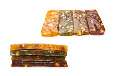 Beyaz arka planda fındıklı geleneksel Türk lezzeti. 