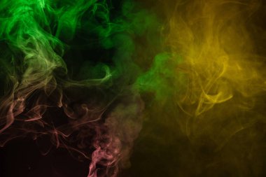 Siyah arka planda sarı ve pembe buhar. Boşluğu kopyala.