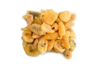 Kurumuş tutku meyvesi beyaz arka planda izole edilmiş. Üst görünüm. 