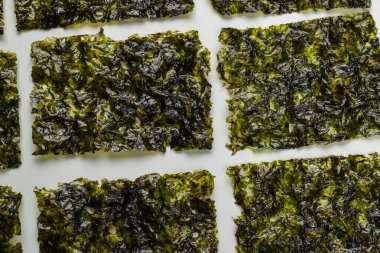 Beyaz arka planda izole edilmiş lezzetli yosun.. 