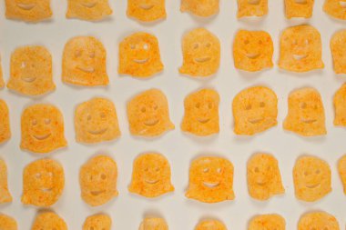 Beyaz arka planda gevrek tuzlu atıştırmalıklar.. 