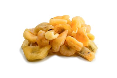 Kurumuş tutku meyvesi beyaz arka planda izole edilmiş. Üst görünüm. 