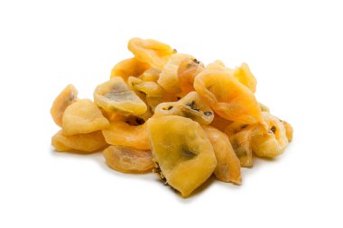 Kurumuş tutku meyvesi beyaz arka planda izole edilmiş. Üst görünüm. 