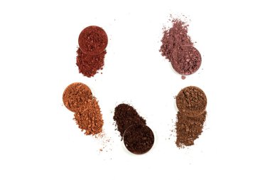 Makyaj malzemeleri. Göz farı ezilmiş palet, beyaz arka planda izole edilmiş renkli göz farı tozu..