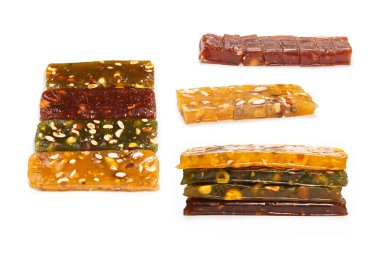 Beyaz arka planda fındıklı geleneksel Türk lezzeti. 