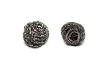 Bulaşık süngeri beyaz arka planda izole edilmiş. Temizleyici, mutfak kazıyıcısı.. 