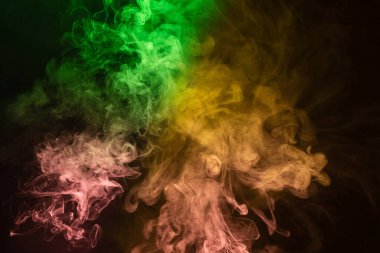 Siyah arka planda sarı ve pembe buhar. Boşluğu kopyala.